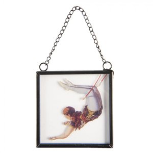 Skleněný obrázek s řetízkem a akrobatem – 7x1x7 cm
