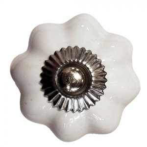 Lesklá bílá úchytka ve tvaru květiny se stříbrným koncem – 4x4 cm
